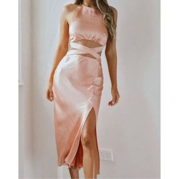 saints + secrets Dresses & Skirts - NWT Saints + Secrets Peach Halter Twist Top Waist Dress